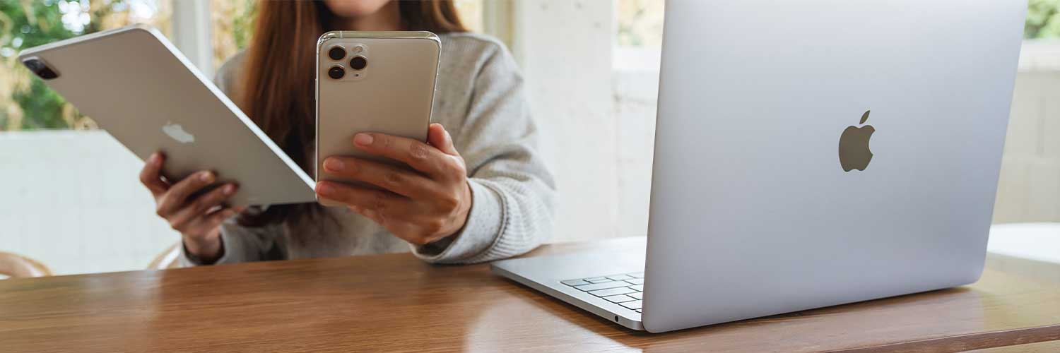 50代以上専門パソコン教室ひふみでは、マック、アイパッド、アイフォンを教えています