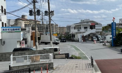 沖縄市与儀バス停から海側へ入る道