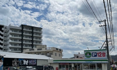 沖縄市与儀バス停近くのファミリーマート